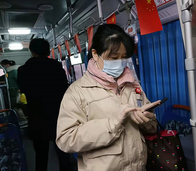 企業(yè)員工 王桂榮：  上下班比較準時，到這邊車就來了。刮風(fēng)下雨也比較方便了。直接到廠門口也不用跑。